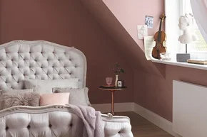 Gemütliches Schlafzimmer mit Himmelbett